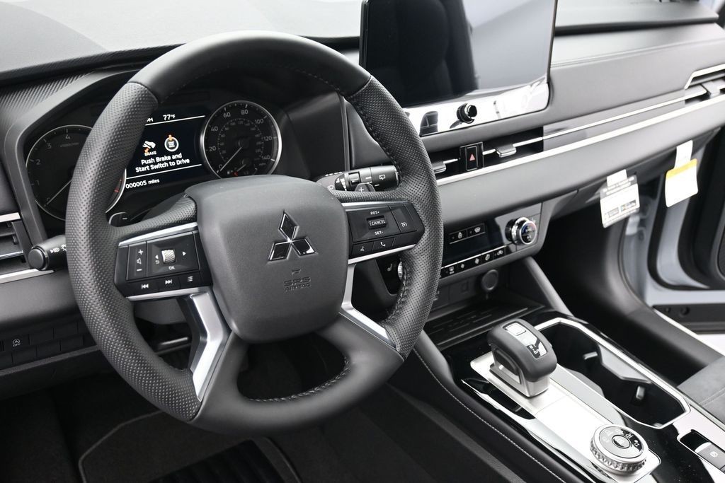 Mitsubishi Outlander Vehicle Full-screen Gallery Image 12