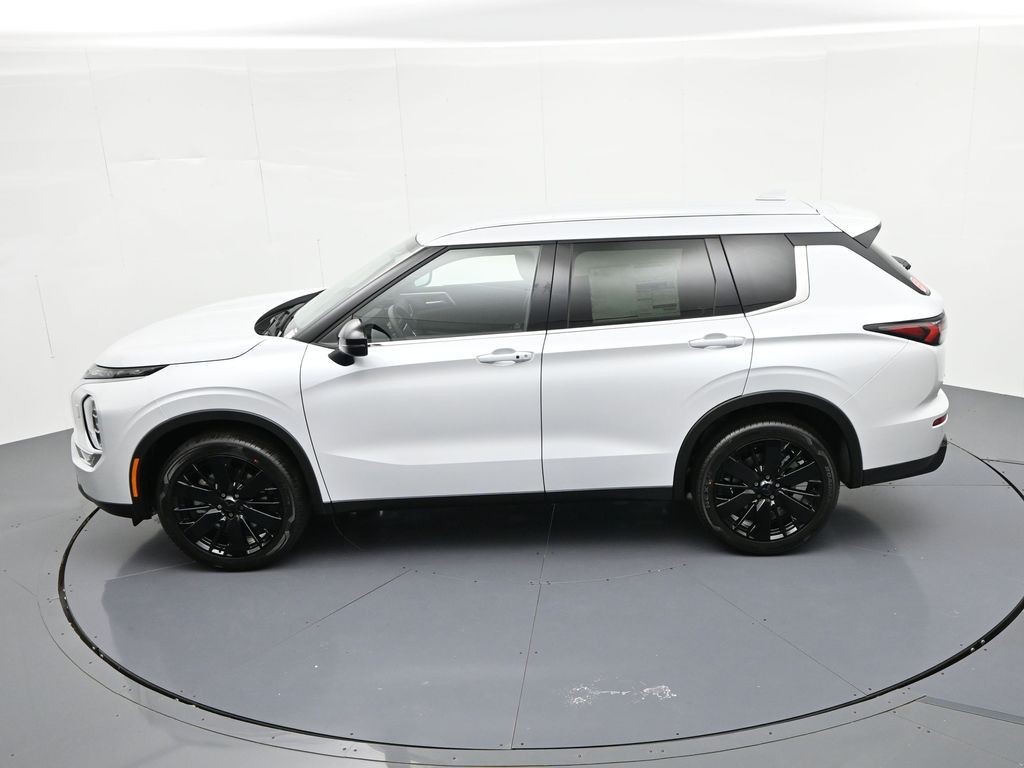 Mitsubishi Outlander Vehicle Full-screen Gallery Image 16