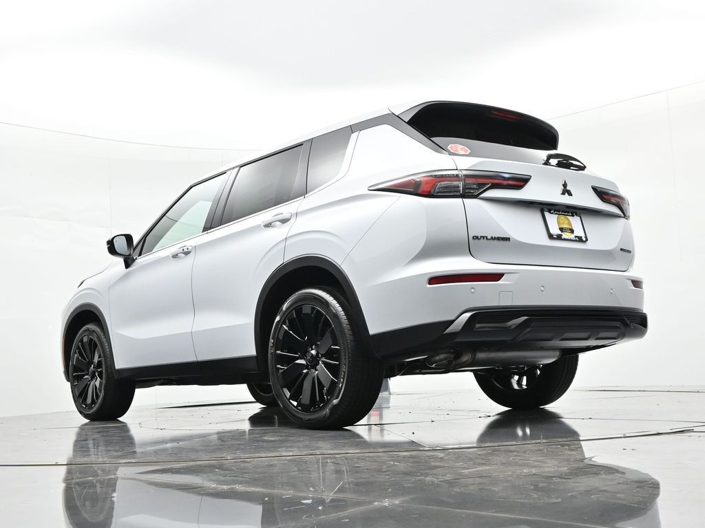 Mitsubishi Outlander Vehicle Full-screen Gallery Image 17