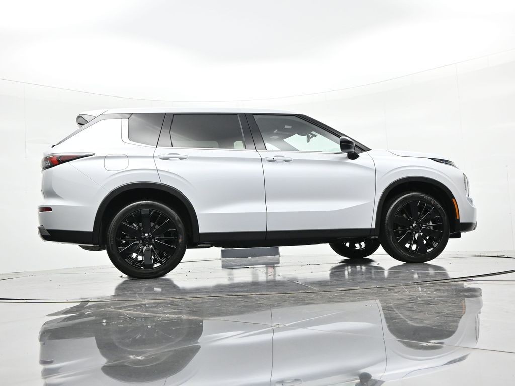 Mitsubishi Outlander Vehicle Full-screen Gallery Image 20