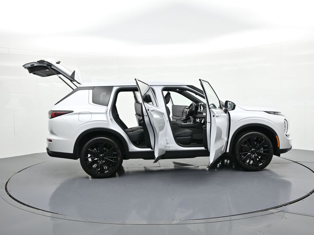 Mitsubishi Outlander Vehicle Full-screen Gallery Image 21