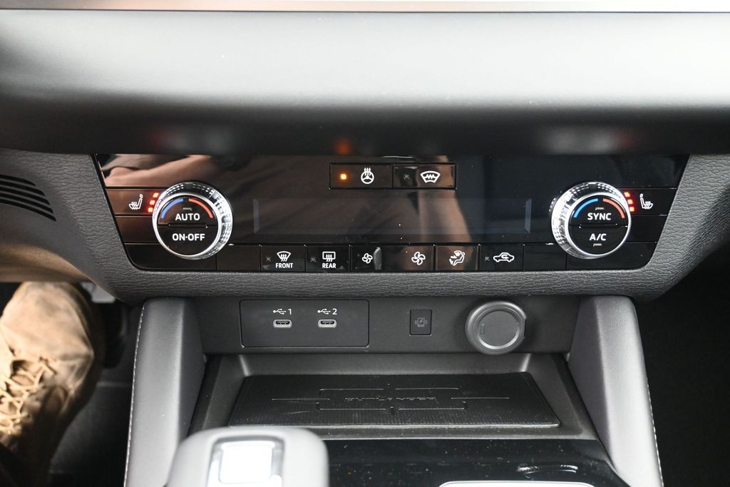 Mitsubishi Outlander Vehicle Full-screen Gallery Image 11