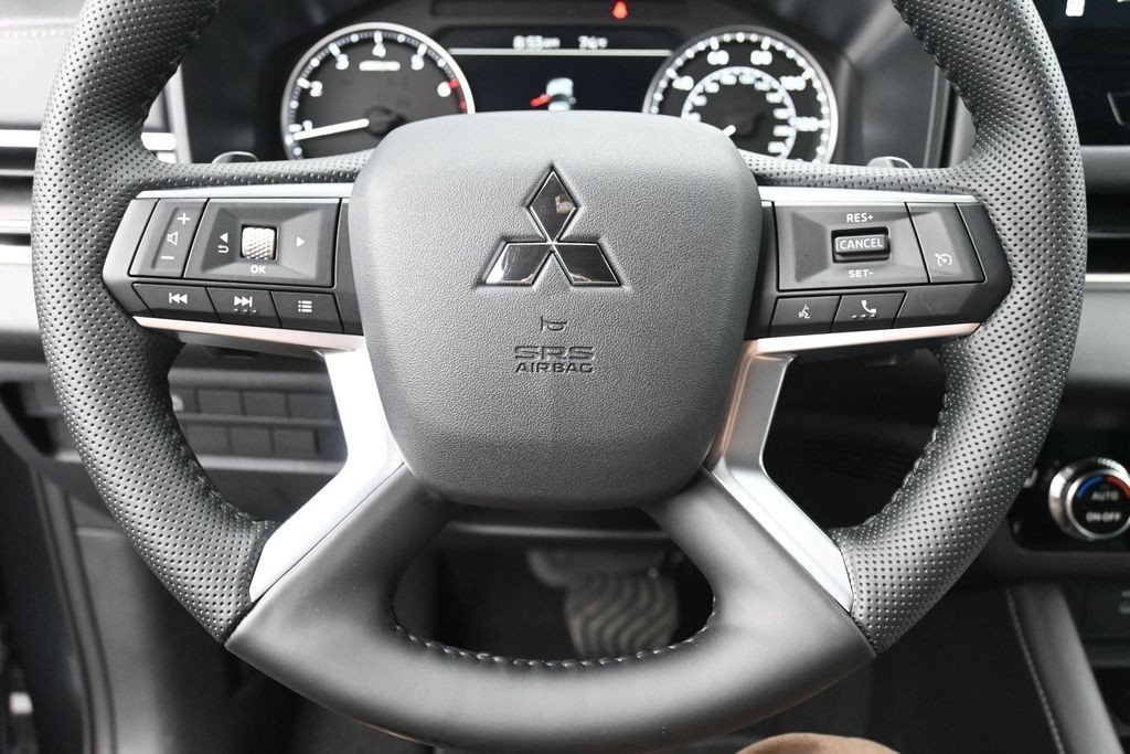Mitsubishi Outlander Vehicle Full-screen Gallery Image 16