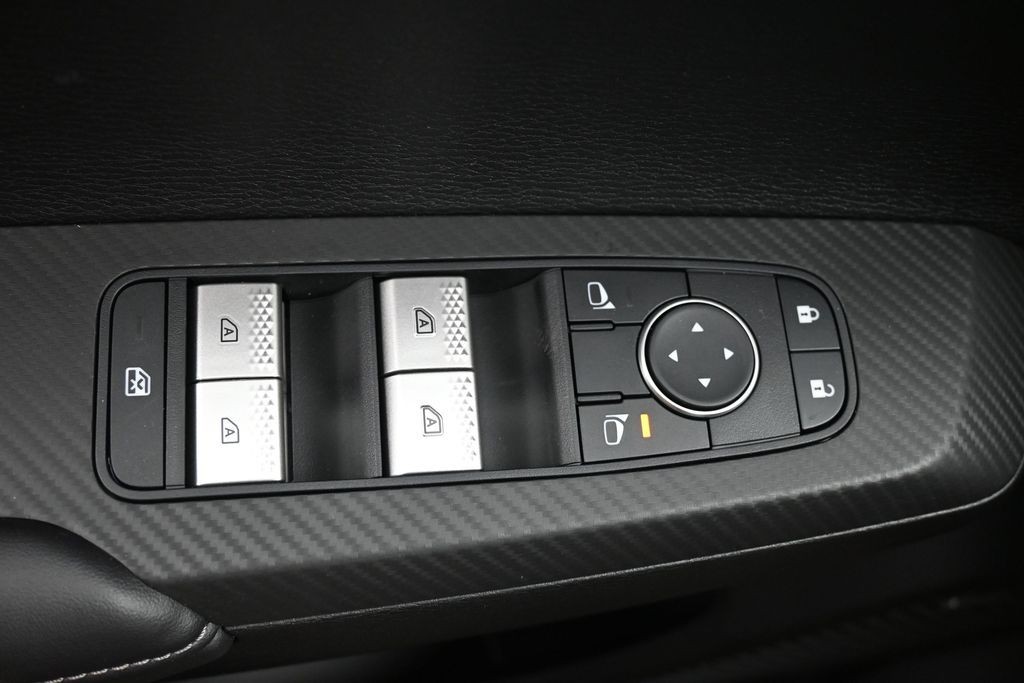 Mitsubishi Outlander Vehicle Full-screen Gallery Image 20