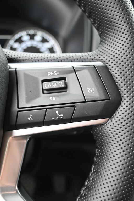 Mitsubishi Outlander Vehicle Full-screen Gallery Image 17
