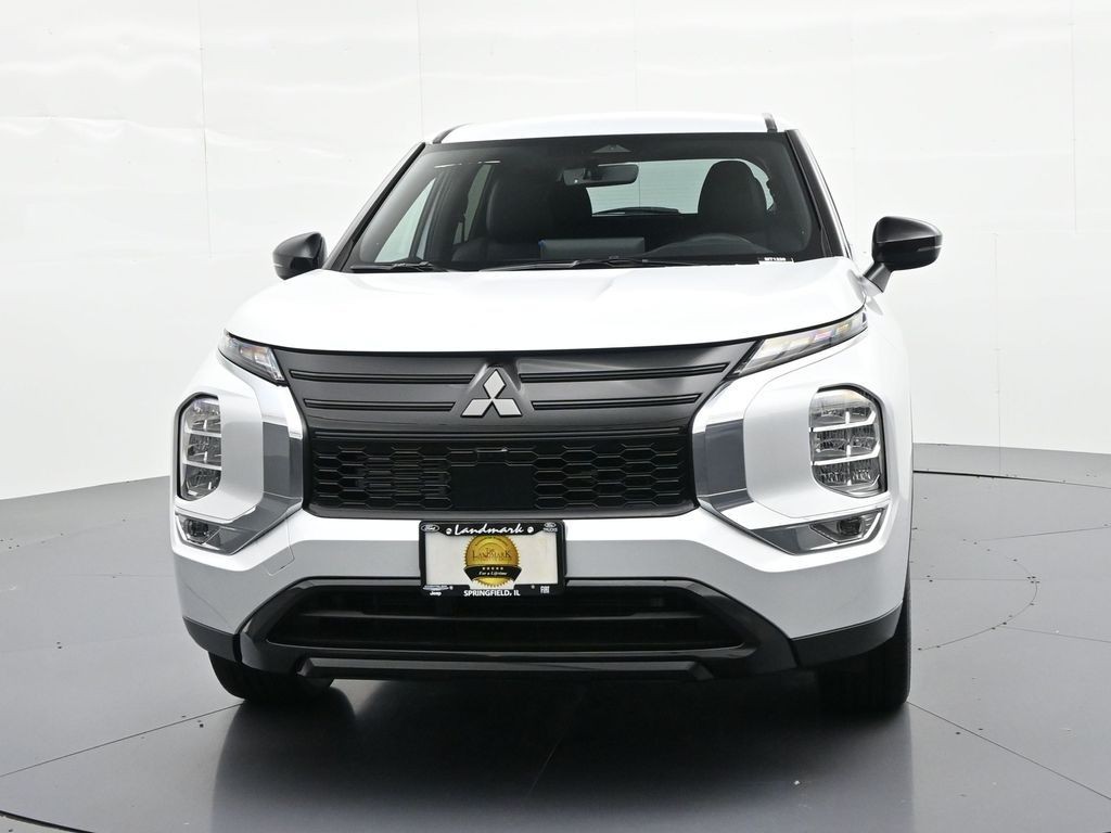 Mitsubishi Outlander Vehicle Full-screen Gallery Image 2