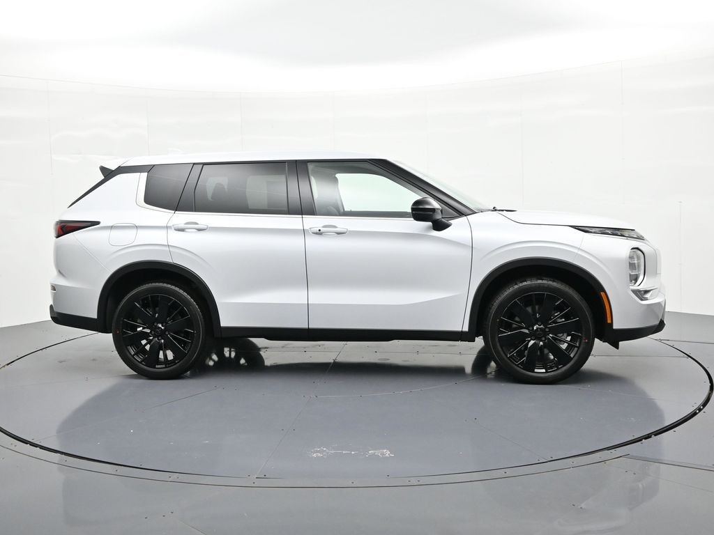 Mitsubishi Outlander Vehicle Full-screen Gallery Image 4
