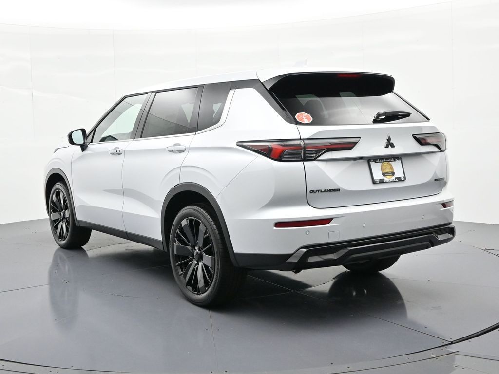 Mitsubishi Outlander Vehicle Full-screen Gallery Image 7