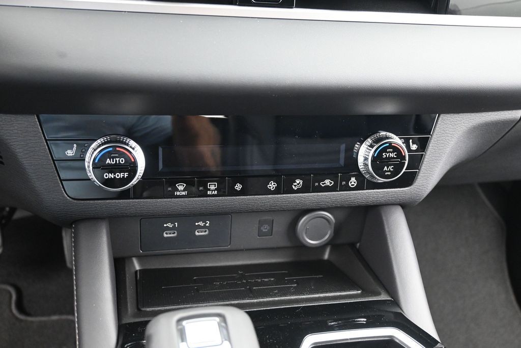 Mitsubishi Outlander Vehicle Full-screen Gallery Image 10