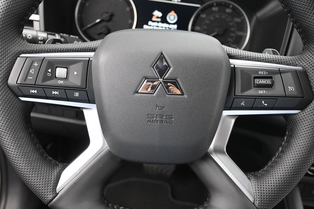 Mitsubishi Outlander Vehicle Full-screen Gallery Image 11