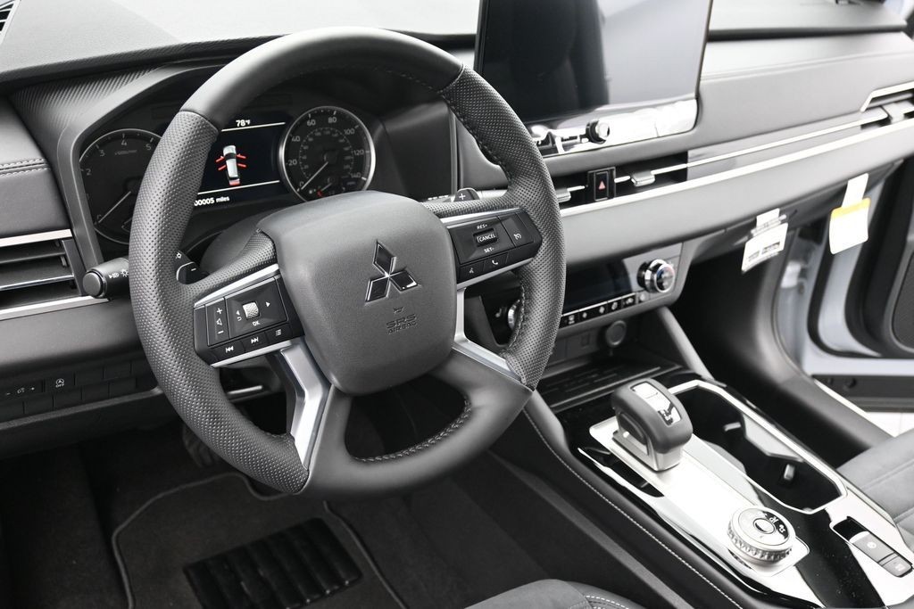 Mitsubishi Outlander Vehicle Full-screen Gallery Image 12
