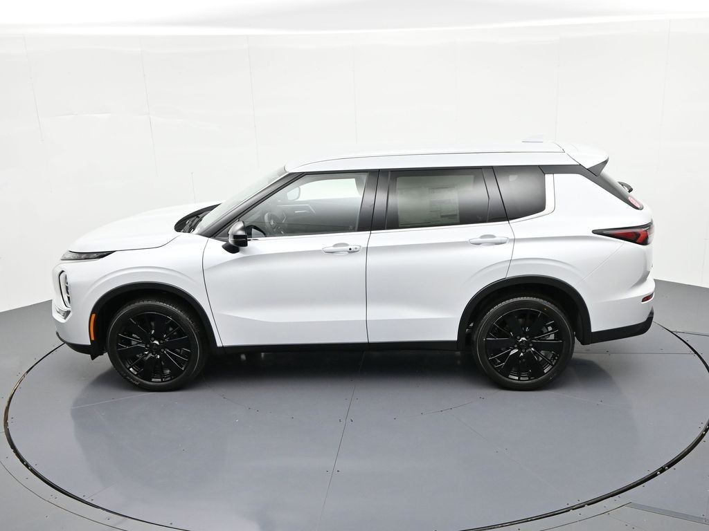 Mitsubishi Outlander Vehicle Full-screen Gallery Image 16