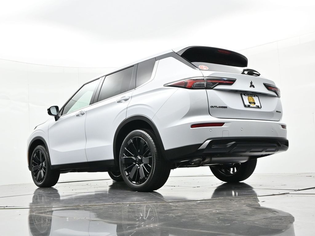 Mitsubishi Outlander Vehicle Full-screen Gallery Image 17