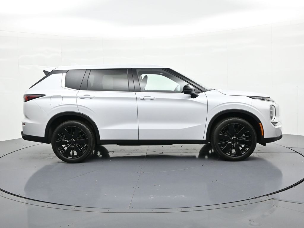 Mitsubishi Outlander Vehicle Full-screen Gallery Image 4