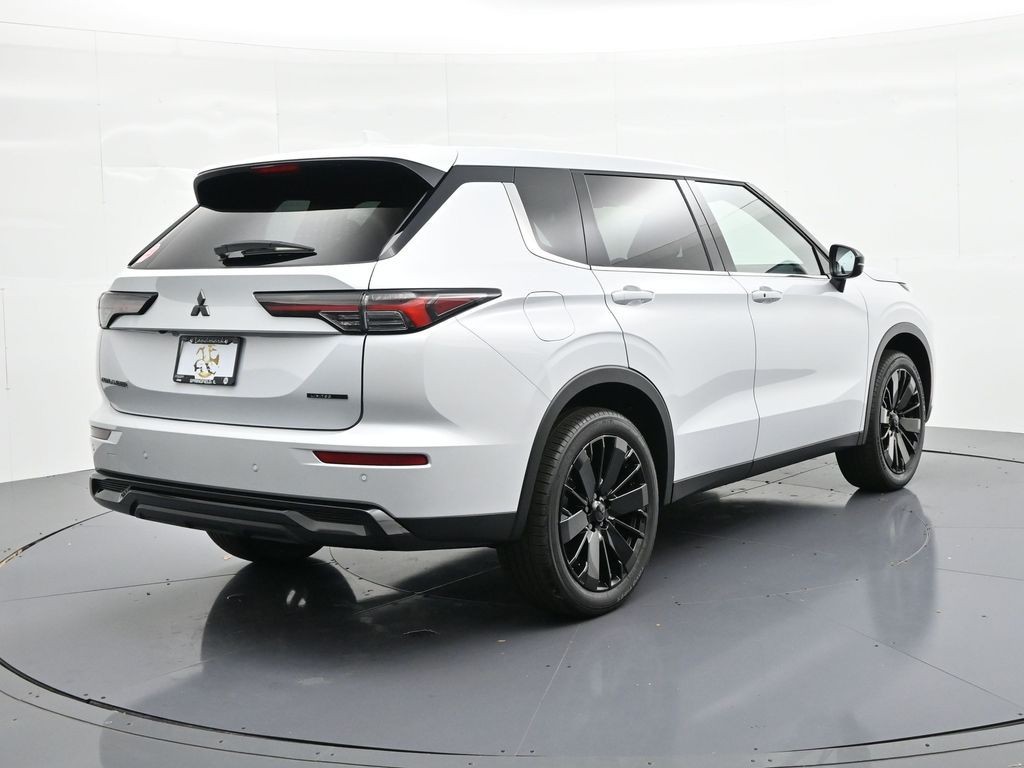 Mitsubishi Outlander Vehicle Full-screen Gallery Image 5