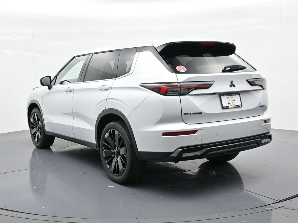 Mitsubishi Outlander Vehicle Full-screen Gallery Image 7