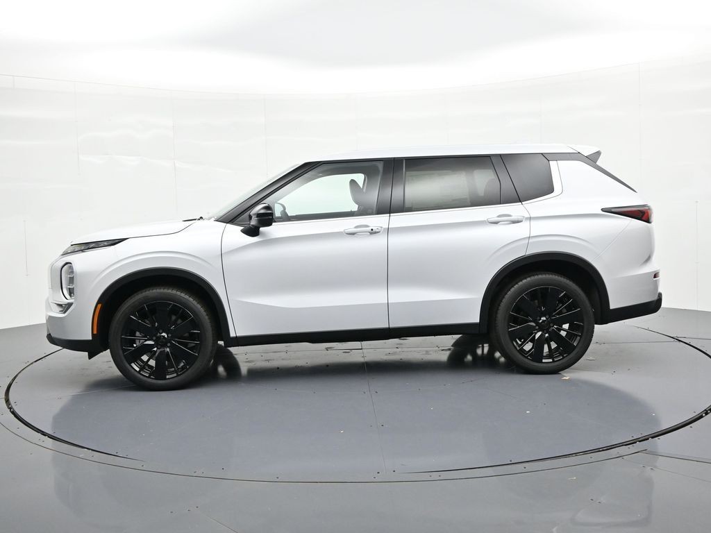 Mitsubishi Outlander Vehicle Full-screen Gallery Image 8