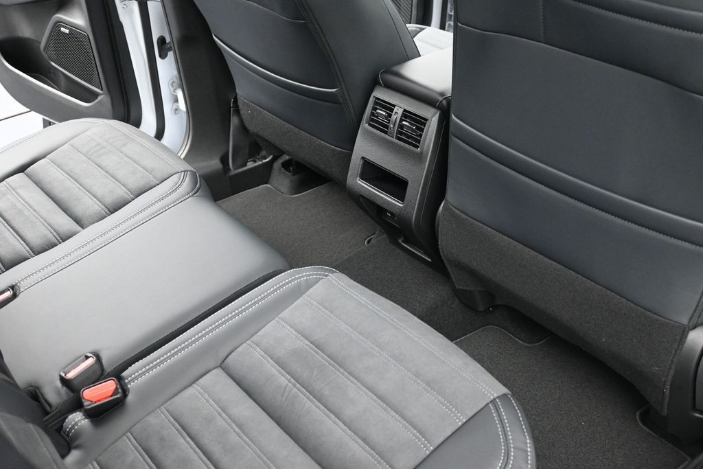 Mitsubishi Outlander Vehicle Full-screen Gallery Image 9