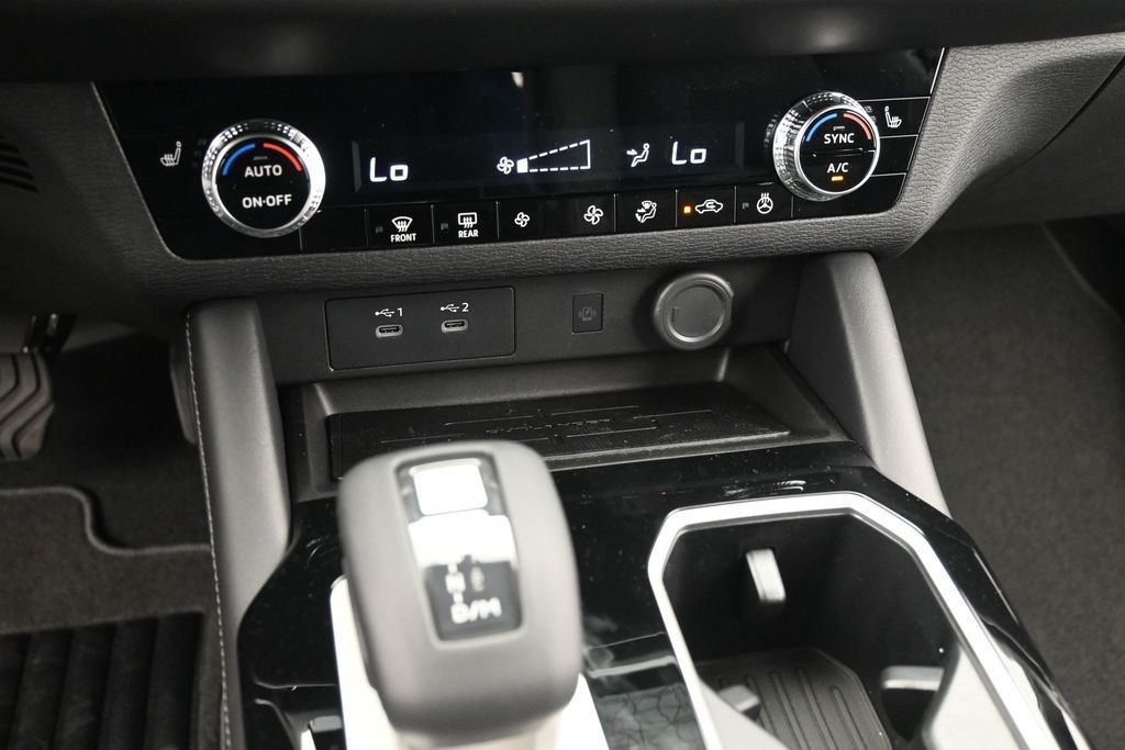 Mitsubishi Outlander Vehicle Full-screen Gallery Image 11