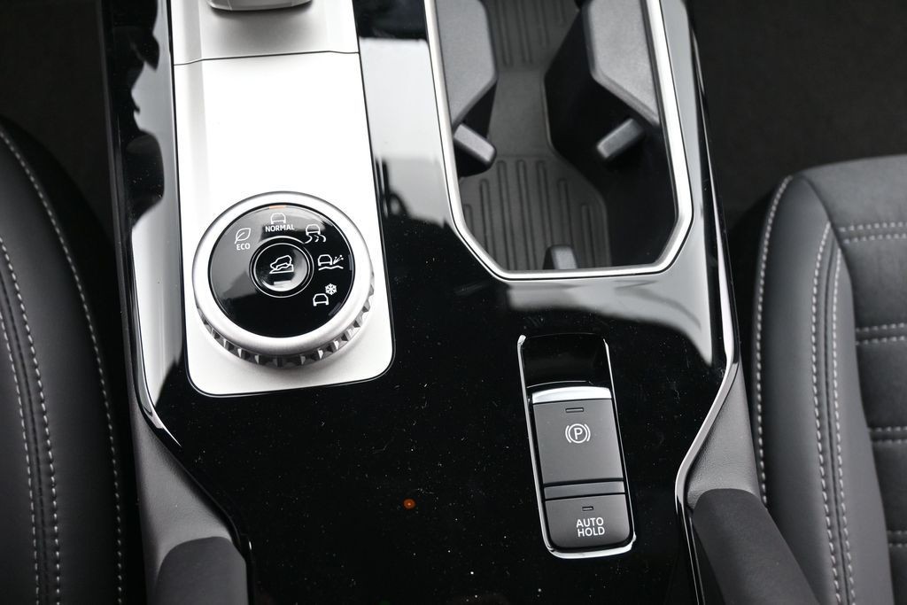 Mitsubishi Outlander Vehicle Full-screen Gallery Image 12