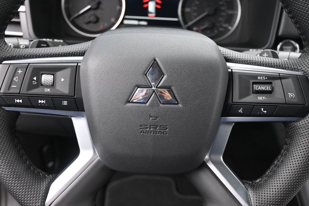 Mitsubishi Outlander Vehicle Full-screen Gallery Image 13
