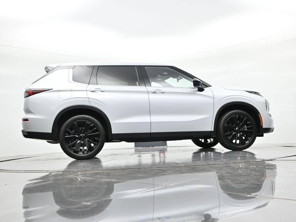 Mitsubishi Outlander Vehicle Full-screen Gallery Image 22
