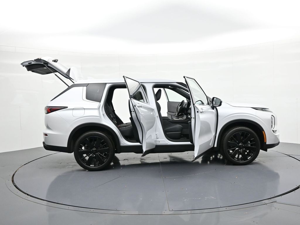 Mitsubishi Outlander Vehicle Full-screen Gallery Image 23