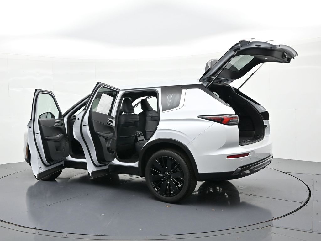 Mitsubishi Outlander Vehicle Full-screen Gallery Image 24