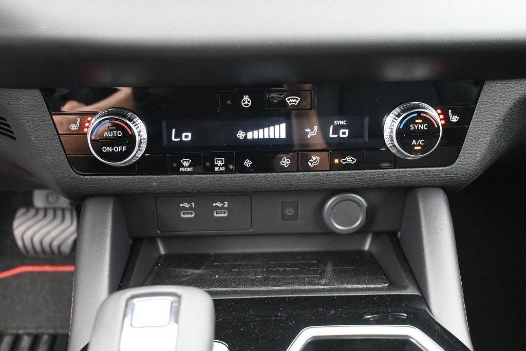 Mitsubishi Outlander Vehicle Full-screen Gallery Image 12