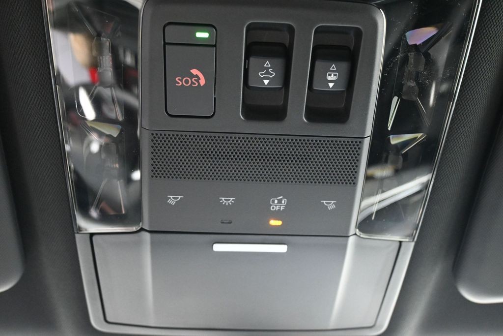 Mitsubishi Outlander Vehicle Full-screen Gallery Image 16