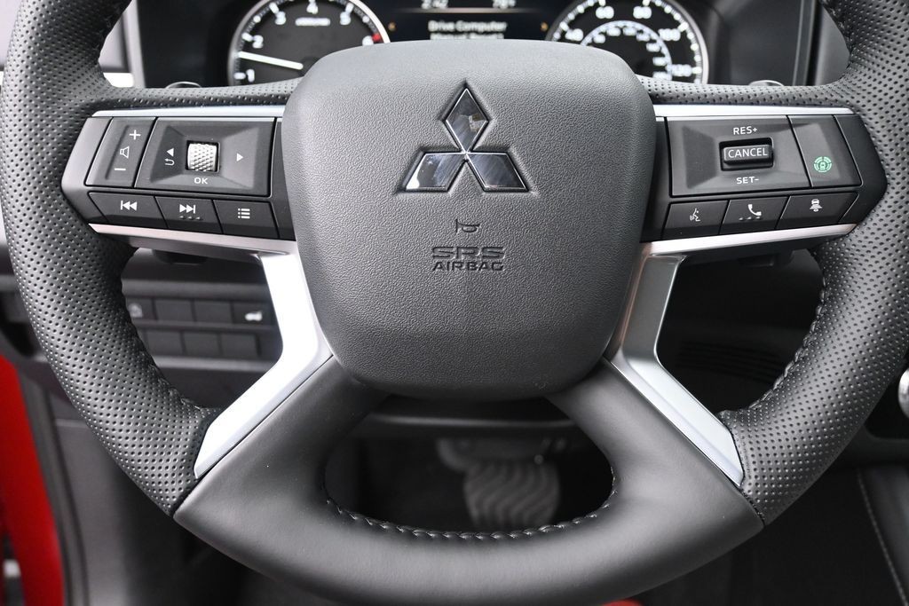 Mitsubishi Outlander Vehicle Full-screen Gallery Image 17