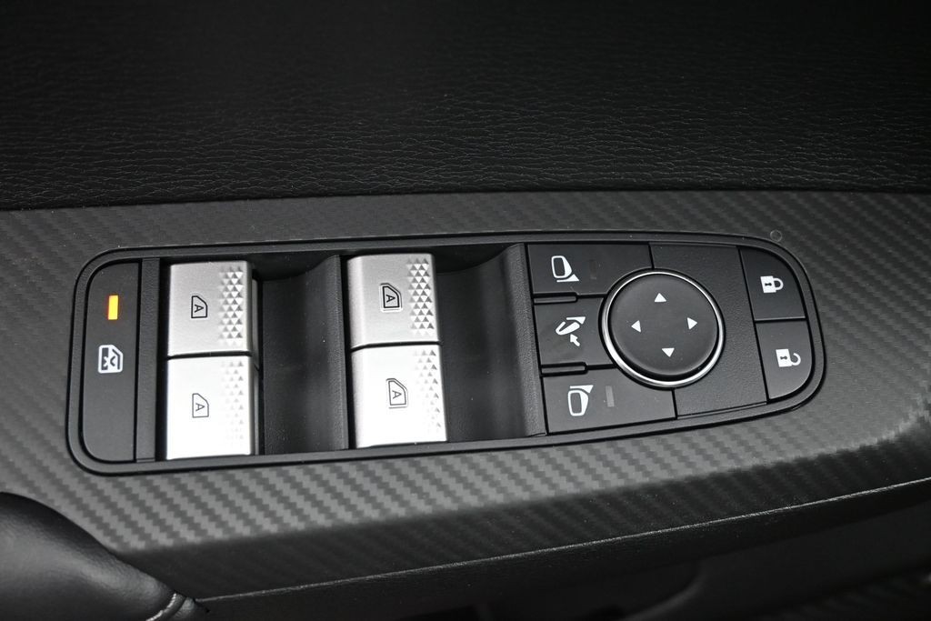 Mitsubishi Outlander Vehicle Full-screen Gallery Image 21