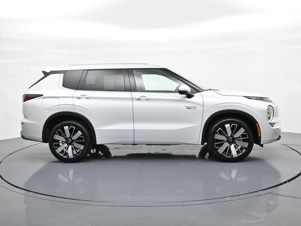 Mitsubishi Outlander Plug-In Hybrid Vehicle Full-screen Gallery Image 4