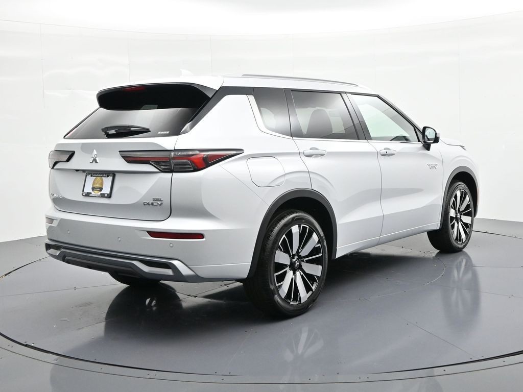 Mitsubishi Outlander Plug-In Hybrid Vehicle Full-screen Gallery Image 5