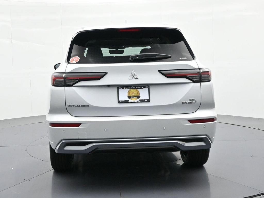 Mitsubishi Outlander Plug-In Hybrid Vehicle Full-screen Gallery Image 6