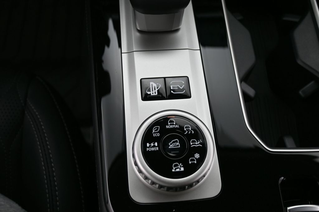 Mitsubishi Outlander Plug-In Hybrid Vehicle Full-screen Gallery Image 12