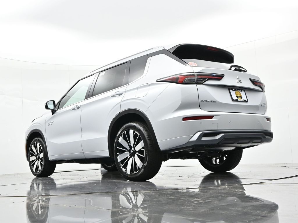 Mitsubishi Outlander Plug-In Hybrid Vehicle Full-screen Gallery Image 20