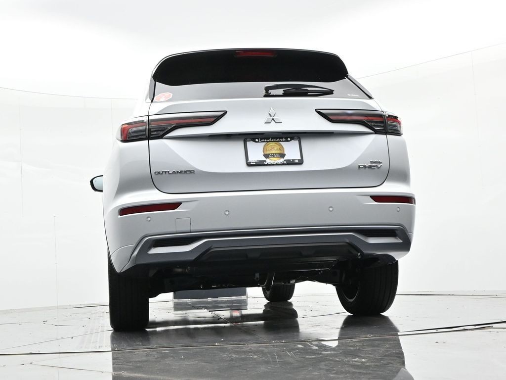 Mitsubishi Outlander Plug-In Hybrid Vehicle Full-screen Gallery Image 21