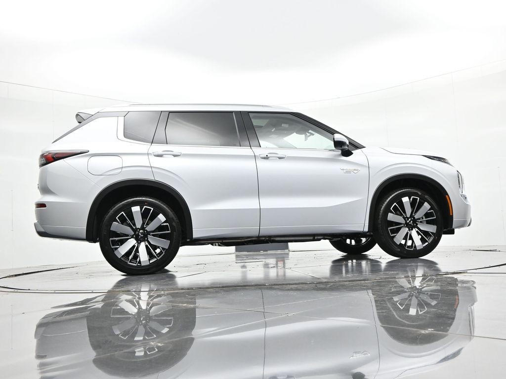 Mitsubishi Outlander Plug-In Hybrid Vehicle Full-screen Gallery Image 23