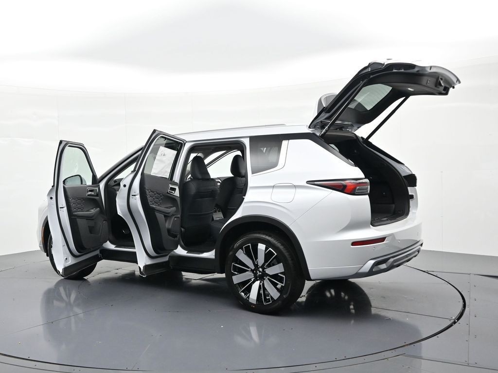 Mitsubishi Outlander Plug-In Hybrid Vehicle Full-screen Gallery Image 25
