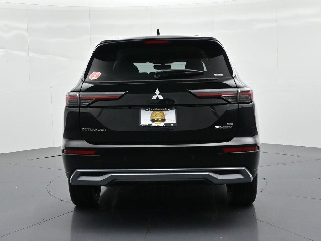 Mitsubishi Outlander Plug-In Hybrid Vehicle Full-screen Gallery Image 2