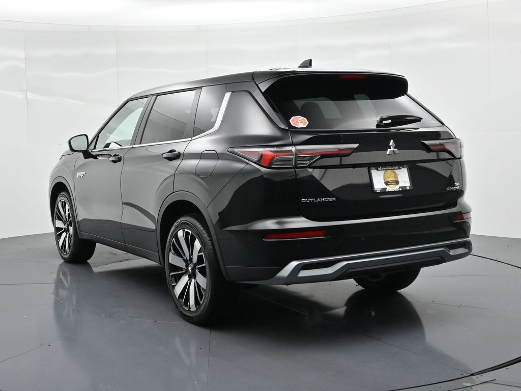 Mitsubishi Outlander Plug-In Hybrid Vehicle Full-screen Gallery Image 3