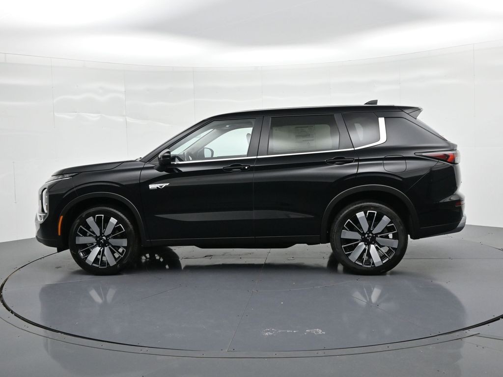 Mitsubishi Outlander Plug-In Hybrid Vehicle Full-screen Gallery Image 4
