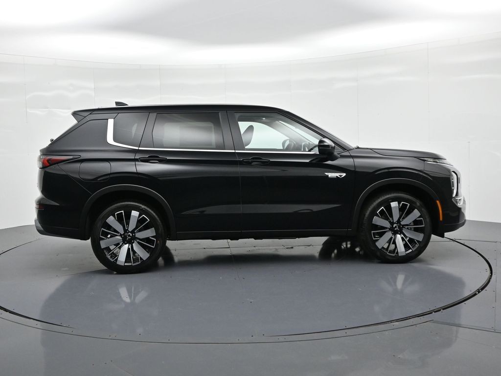 Mitsubishi Outlander Plug-In Hybrid Vehicle Full-screen Gallery Image 8