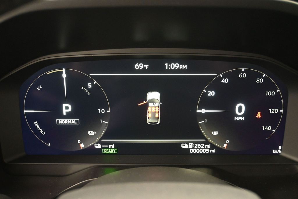 Mitsubishi Outlander Plug-In Hybrid Vehicle Full-screen Gallery Image 9