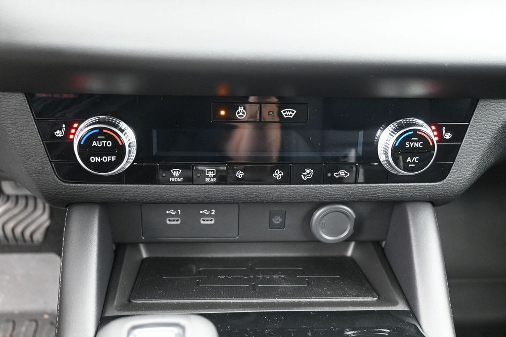 Mitsubishi Outlander Plug-In Hybrid Vehicle Full-screen Gallery Image 12