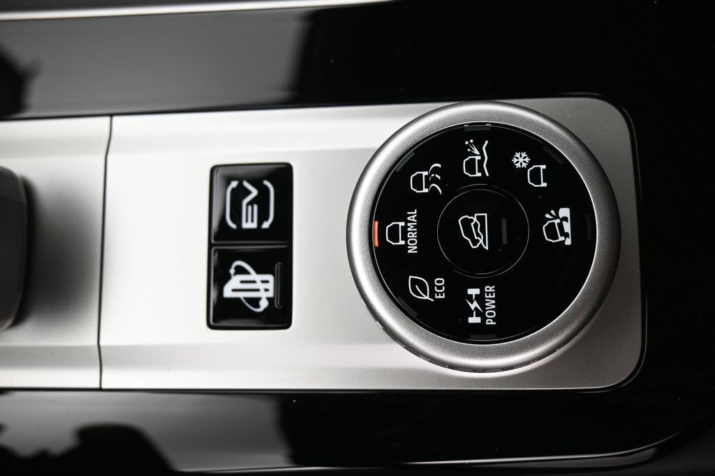 Mitsubishi Outlander Plug-In Hybrid Vehicle Full-screen Gallery Image 14