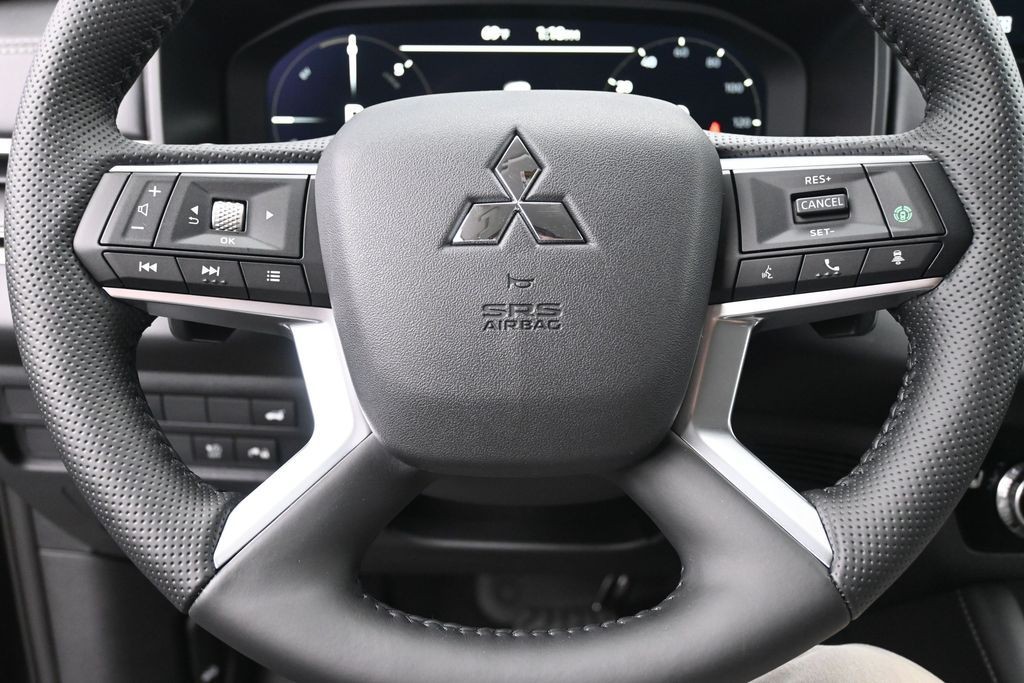 Mitsubishi Outlander Plug-In Hybrid Vehicle Full-screen Gallery Image 16