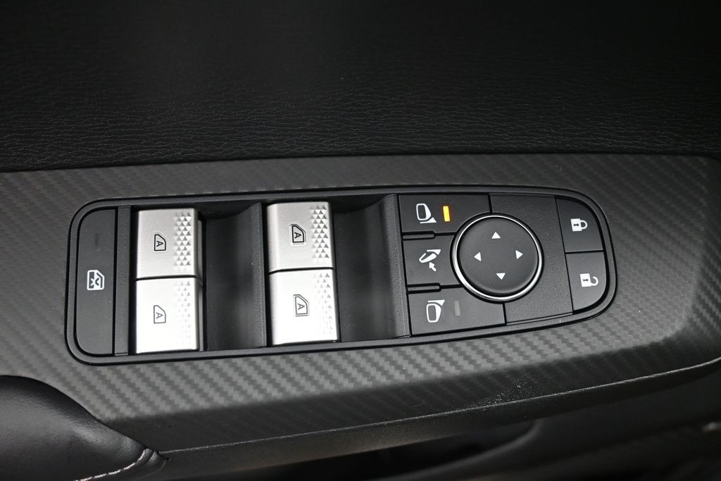 Mitsubishi Outlander Plug-In Hybrid Vehicle Full-screen Gallery Image 20
