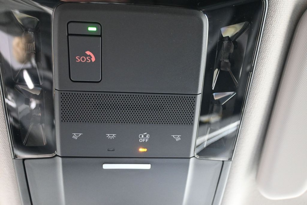 Mitsubishi Outlander Plug-In Hybrid Vehicle Full-screen Gallery Image 21